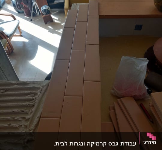 הנחת אריחי גבס על משטח עם דבק